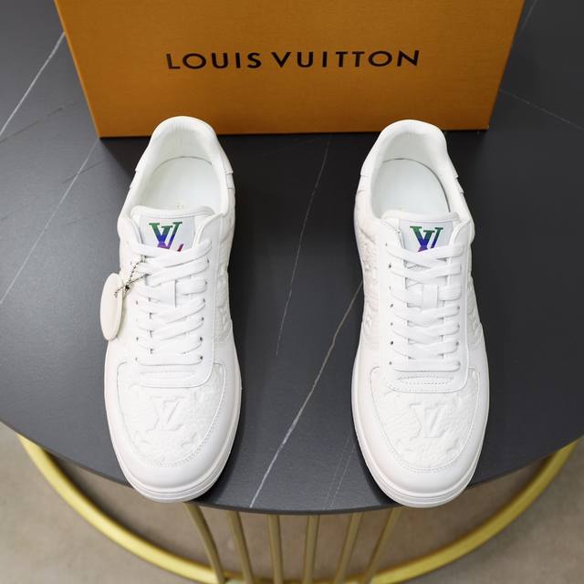 出厂价： 顶级原单 品牌： Louis Vuitton Lv.路易威登 材质： 原工厂牛皮材料 1：1原板大底 舒适内里 款式类型：休闲运动 板鞋 等级：专柜品